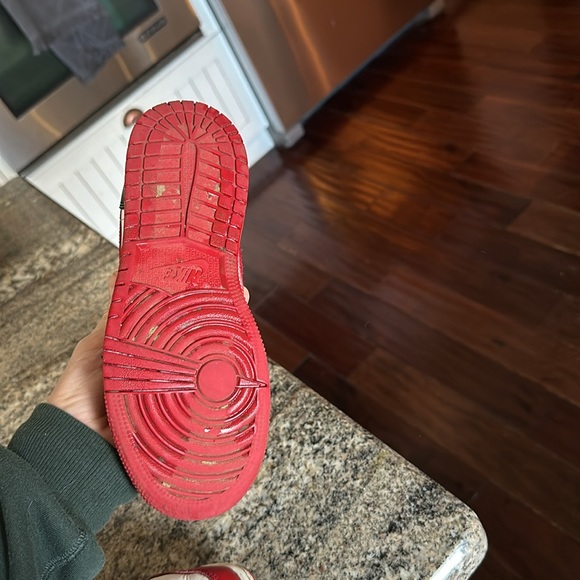 Jordan 1’s low - Picture 3 of 3